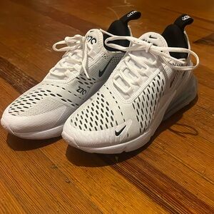 Nike air max 270 size 6.5 LITTLE BIT OF SCRACH ON CLEAR PART